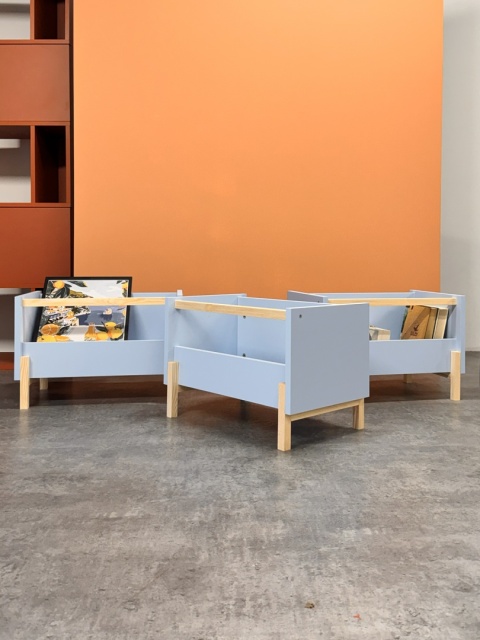 SIMPLBOX (6.0) - biała skrzynka na drewnianych nóżkach do pionowego składowania