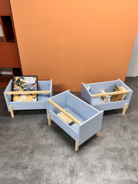 SIMPLBOX (6.0) - biała skrzynka na drewnianych nóżkach do pionowego składowania