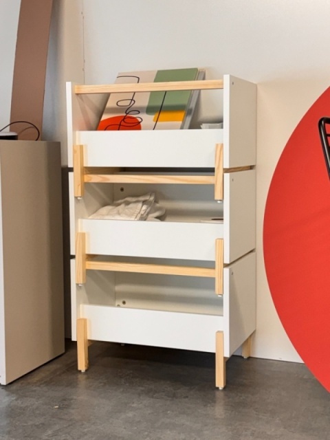 SIMPLBOX 6.0 - skrzynka na drewnianych nóżkach do sztaplowania/ pionowego składowania, biała, 53,6 x 33,6 x 37w POWYSTAWOWA