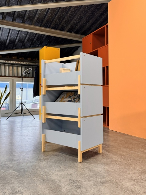 SIMPLBOX (6.0) - skrzynka z drewnopodobnego dekoru, elementy z litego drewna do pionowego składowania