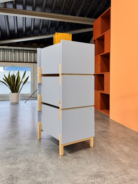 SIMPLBOX (6.0) - żółta skrzynka na drewnianych nóżkach do pionowego składowania