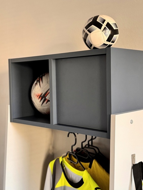 SZ-SPORT - domowa szafka sportowa w ulubionych barwach! "ZA KIM JESTEŚ!?" ⚽