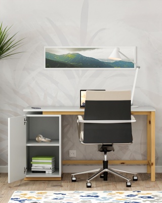 B-DES43 - klasyczne biurko z kontenerem, zamykaną szafką. Różne rozmiary, kolory i materiały. Na drewnianym stelażu.