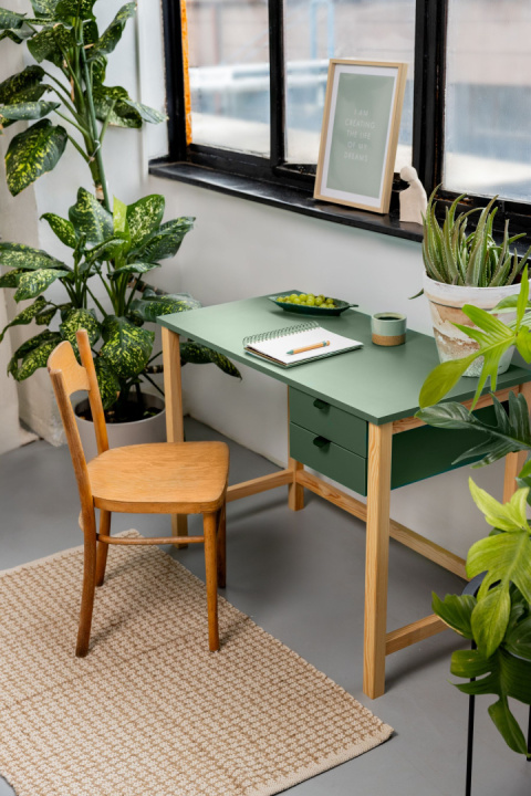 B-DES7-zielone biurko, smoke green, z dwiema szufladami na drewnianym stelażu B-DES7-zielone biurko, smoke green, z dwiema szufladami na drewnianym stelażu