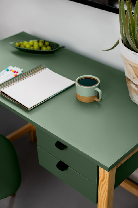 B-DES7-biurko na drewnianych nogach z dwiema bocznymi szufladami, zielone, smoke green B-DES7-biurko na drewnianych nogach z dwiema bocznymi szufladami, zielone, smoke green