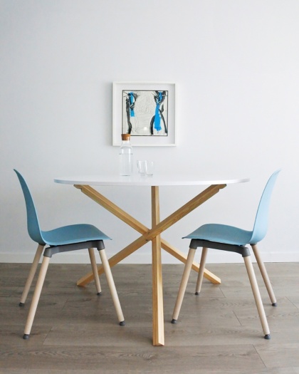 ST-TRIPLE - okrągły stół w wielu kolorach lub drewnopodobnych dekorach. Drewniany stelaż, średnica blatu 100cm