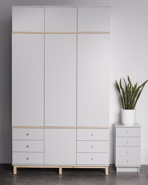 Trzydrzwiowa szafa na wymiar, z nadstawką, szafkami i szufladami - SZ-MODEL (3.3)