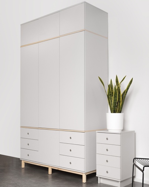 Trzydrzwiowa szafa na wymiar, z nadstawką, szafkami i szufladami - SZ-MODEL (3.3)