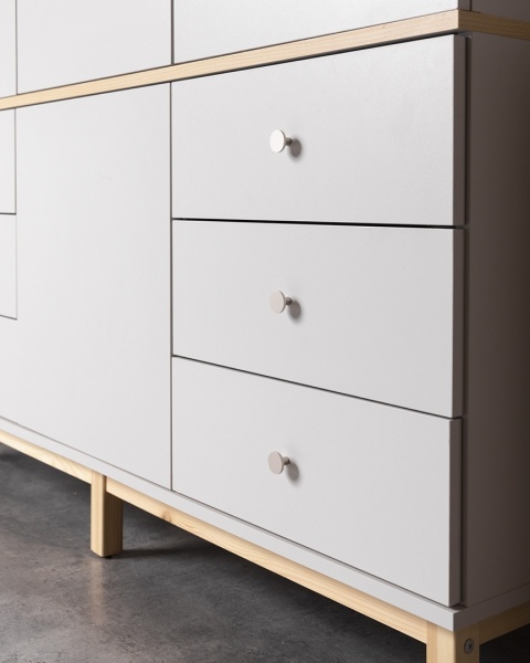 Trzydrzwiowa szafa na wymiar, z nadstawką, szafkami i szufladami - SZ-MODEL (3.3)